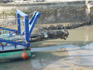 Rotodévaseur, technique de curage par agitation qui remobilise et disperse les sédiments dans le milieu aquatique, estuaire de la Gironde (François Colas, OFB)